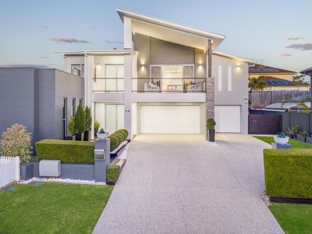 A Rare Estate Scale Residence with a Private Resort Lifestyle