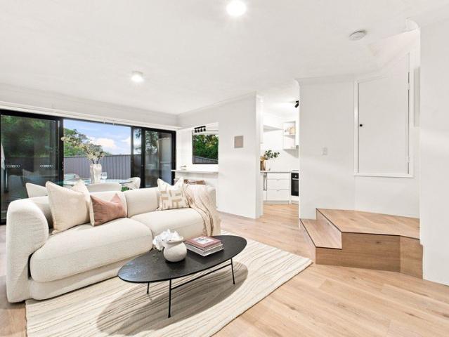 Yard & Parkland, Single Level Apartment