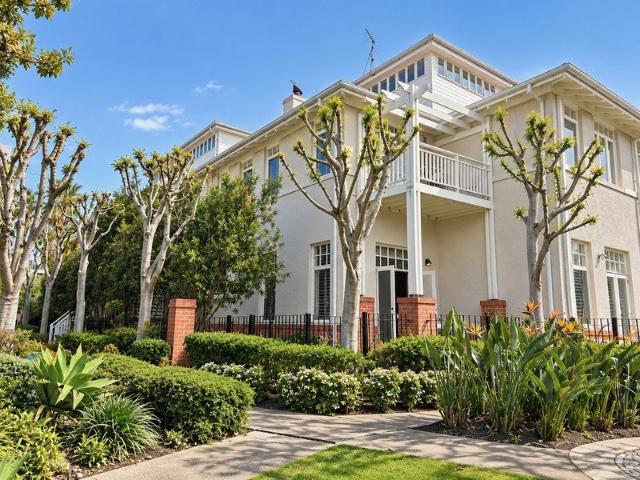 A Rare Find of Remarkable Size In an Exceptional Port Melbourne Setting