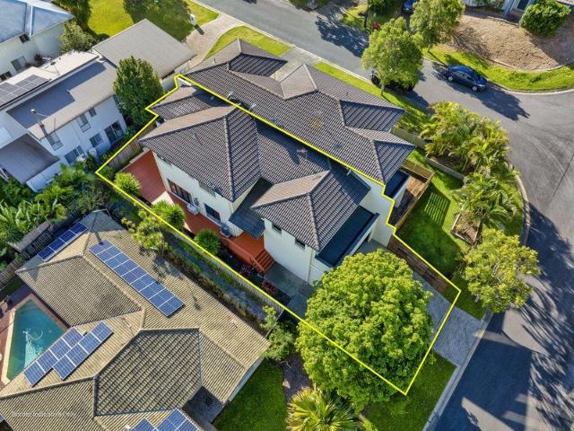 A RARE OFFERING TO THE MARKET! EXTRA LARGE 4 BEDROOM DUPLEX WITH HUGE DECK!