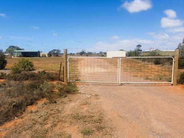 A RARE OPPORTUNITY EXISTS TO PURCHASE A VACANT 1 HECTARE ALLOTMENT IN THE EIGHT MILE CREEK MULLAQUANA SUBDIVISION