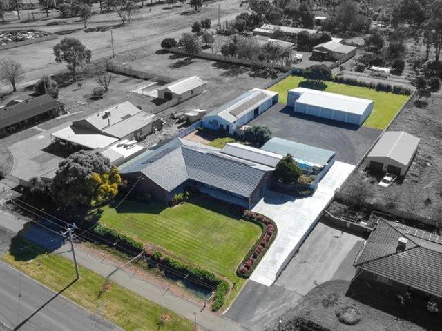 A Rare Lifestyle Offering Just Moments from the Heart of Leeton