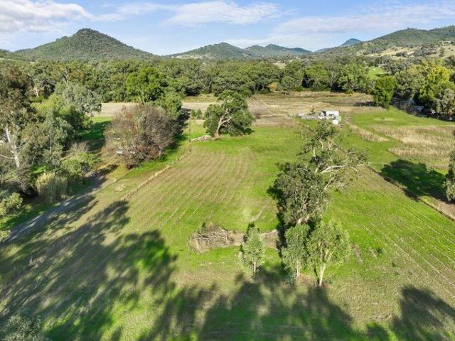 A Rare Lifestyle Opportunity with Creek Frontage & A Quite Country Aspect