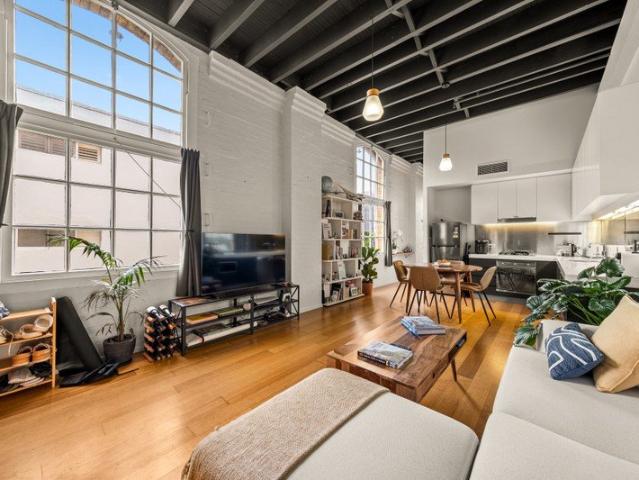 A RARE LIGHT FILLED CORNER WOOLSTORE APARTMENT
