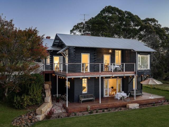 A Rare Moss Vale Holding 2.5 Acres of Privacy, History & Lifestyle
