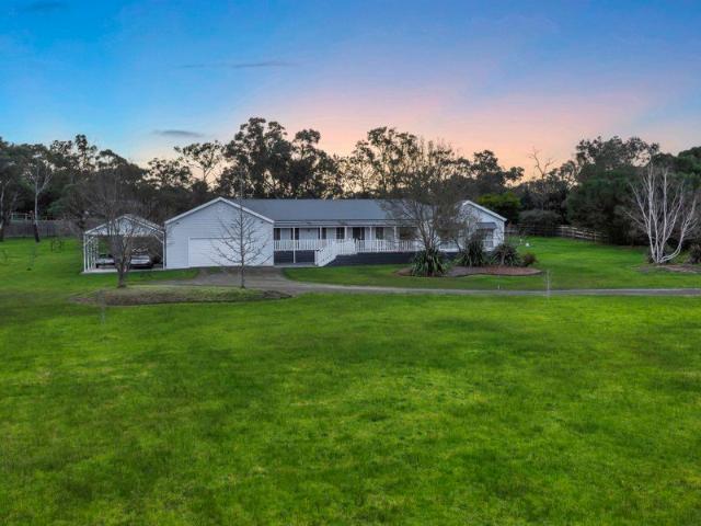 A RARE MANNA GUM WATERS LIFESTYLE WITH SPACE, STYLE & AN INCREDIBLE FOUR CAR GARAGE