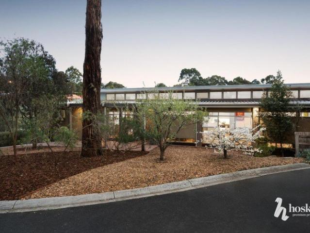 A Rare Mid Century Inspired Gem in Warranwood