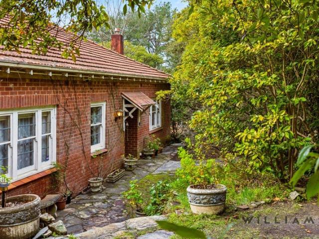 A RARE STIRLING OPPORTUNITY RESTORE, RENOVATE OR REIMAGINE