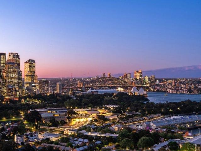 A RARE POTTS POINT SKYHOME: TIMELESS ELEGANCE AND MODERN LUXURY