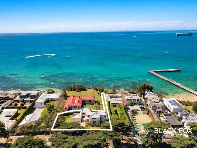 A Rare Portsea Estate Above the Bay