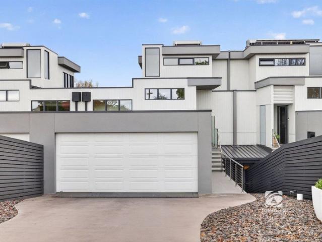 A RARE RIVERSIDE LIFESTYLE IN THE HEART OF BAIRNSDALE