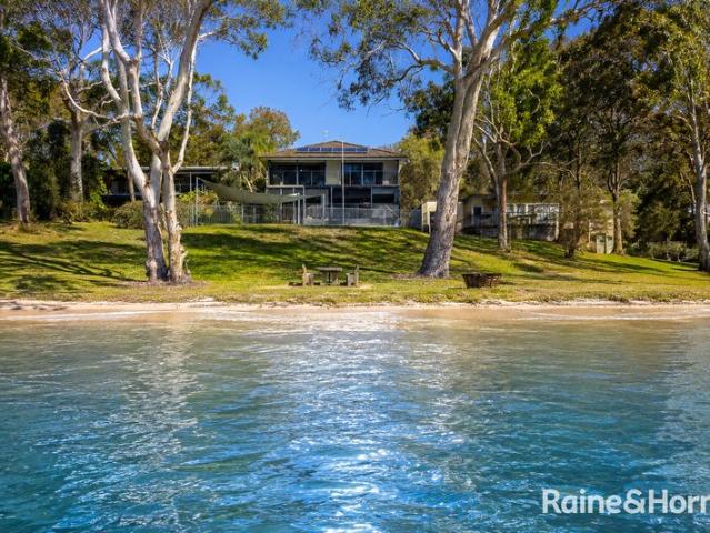 A Rare Waterfront Reserve Residence on 1,200m²