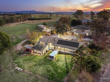 Yarra Glen, Yarra Ranges, Victoria - Equipped kitchen