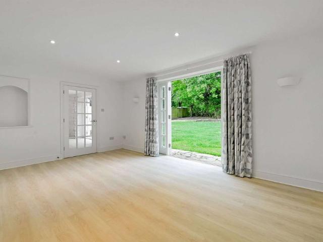 A recently refurbished 5 bedroom cottage available to rent in this wonderful rural setting at Pamber End, between Reading and Basingstoke