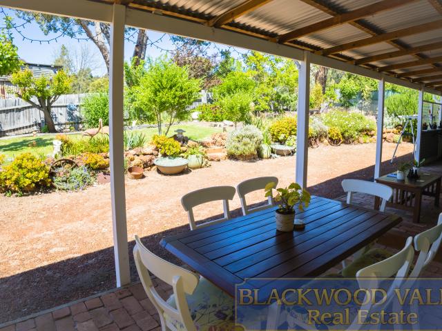 A really sweet bridgetown cottage, a short stroll into town