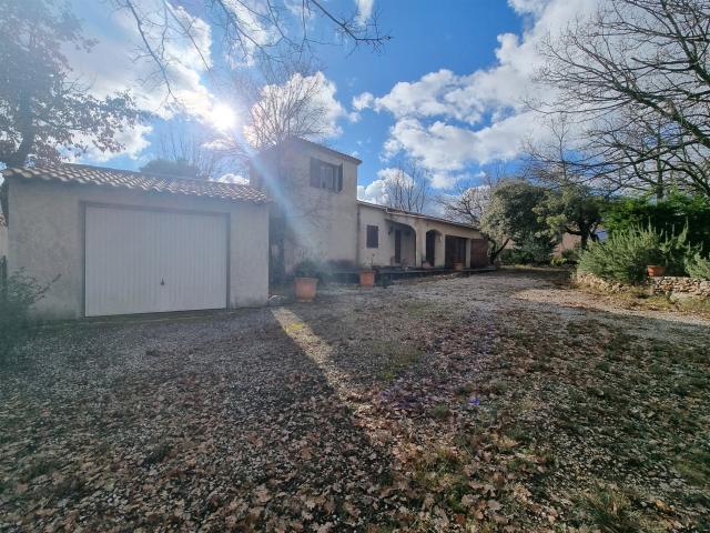 A Régusse, en exclusivité, villa authentique de 124m2 sur 83. 124m² Régusse