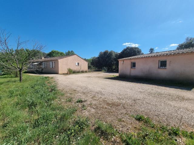 A régusse Villa T6 de 135m2 avec piscine et garage sur 2430m. 115m² Régusse