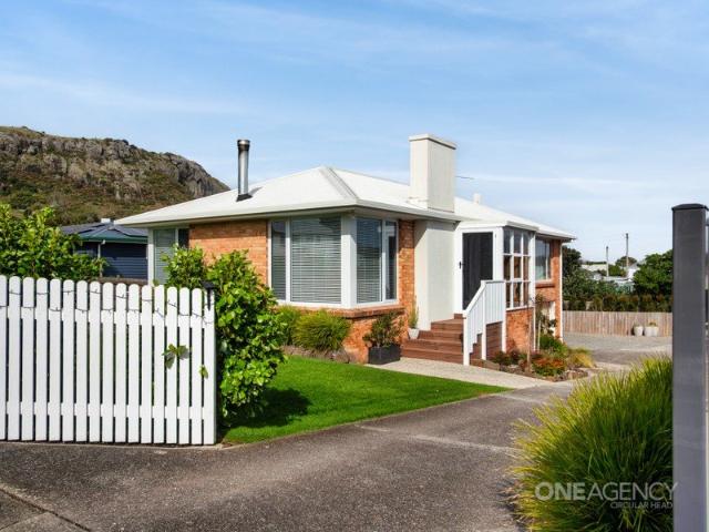 A Refined Coastal Residence In Iconic Stanley