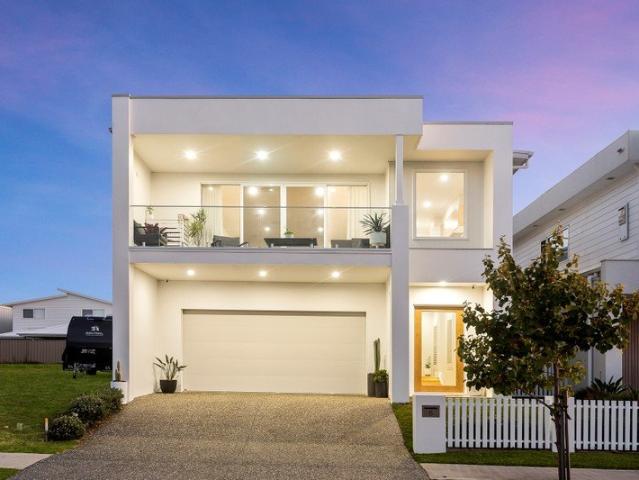 A Refined Coastal Residence with an Exceptional Northern Outlook