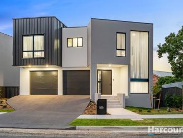 A Refined Coastal Residence with Architectural Depth