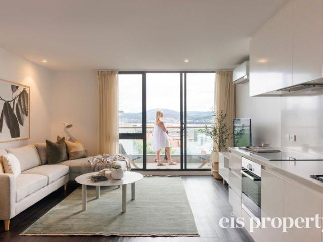 A Refined Apartment with Uninterrupted City & Waterfront Views