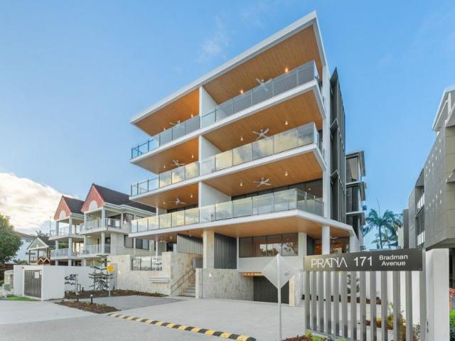 A Refined Luxurious Waterfront Home
