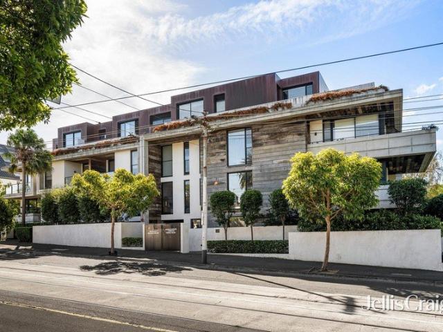 A refined retreat in a parkside location