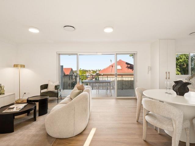 A Refined Top Floor Retreat in the Heart of Hawthorne
