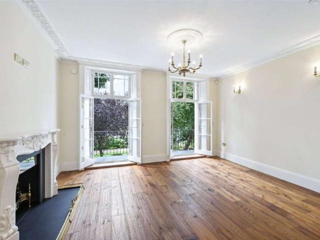 A refurbished late Georgian house situated on the favoured east side of Trevor Square, refurbished to a high standard throughout with generous entertaining space and impressive terrace