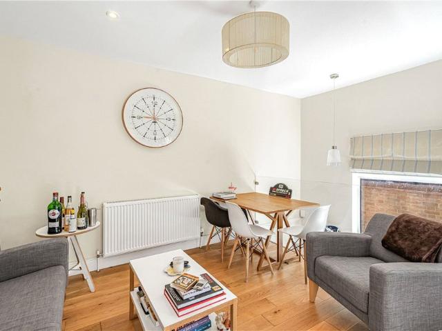 A refurbished Victorian one bedroom maisonette in this popular road in the heart of Jericho with a private courtyard