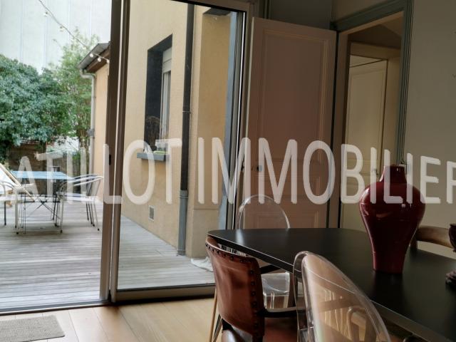 À Reims à 10mn à pied de la gare centre et du centre ville, maison familiale avec extérieur