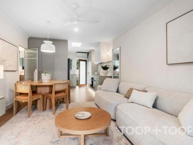 A REMODELLED COLLEGE PARK UNIT WITH DESIGNER DETAIL, BESPOKE FINISHES AND A GOLDEN HOUR COURTYARD