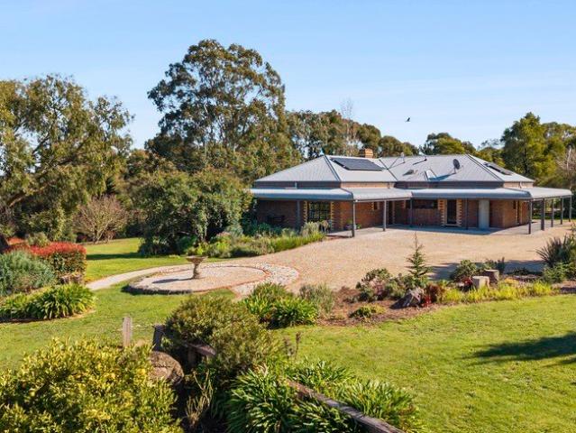A Remarkable Lifestyle Retreat Moments from Kyneton