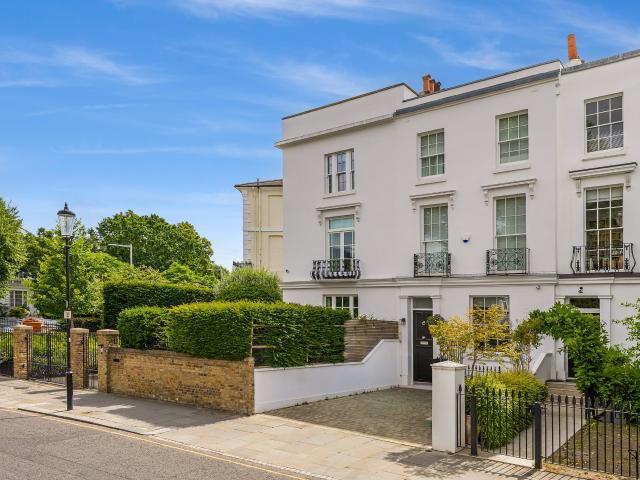 A Renovated Five Bedroom House on Chepstow Crescent, with Garden, Cinema and Gym