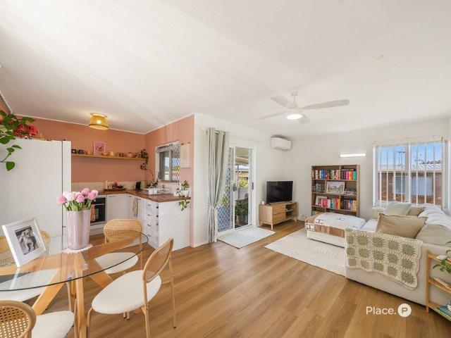 A Renovated Retreat Steps from the Redcliffe Waterfront
