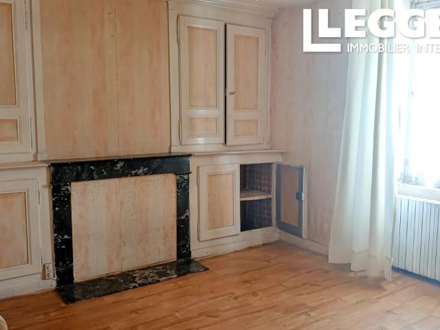 A rénover: agréable maison de 4 chambres avec jardin, grand garage et atelier, dans un village de la Sarthe