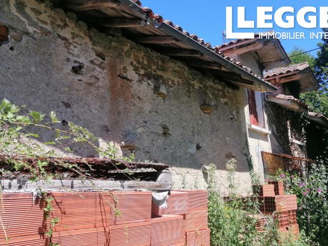 A rénover entièrement avec jardin, dans un petit hameau non loin de Cussac
