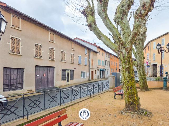 A rénover ou diviser: Coeur de Quincié: Ensemble immobilier Maison + dépendances, garages.