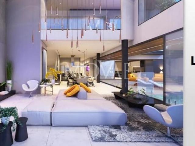 A residência destaca se por seus generosos 631,08m² de área útil, projetados para maximizar o confor