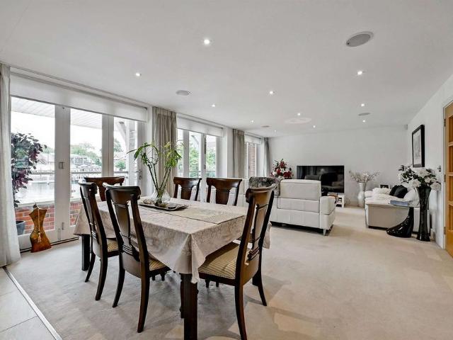 A river facing duplex apartment in the heart of historic Eton