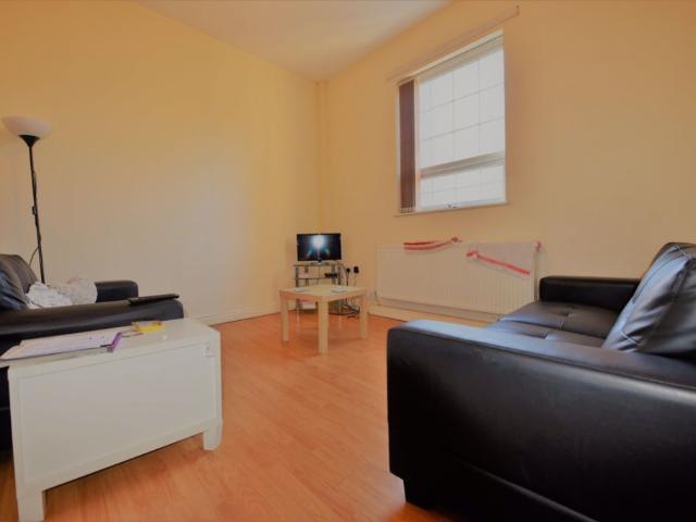 A room for rent in 3 bedroom Flat in 14 Ragland Rd, Leeds