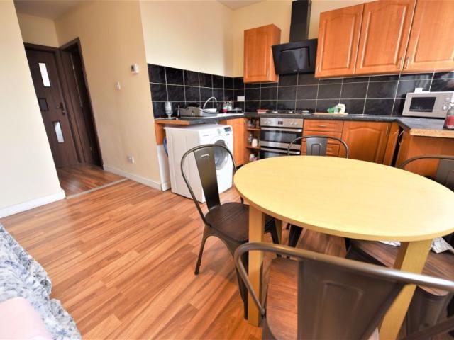 A room for rent in 3 bedroom Flat in Ebberston Terrace, Leeds