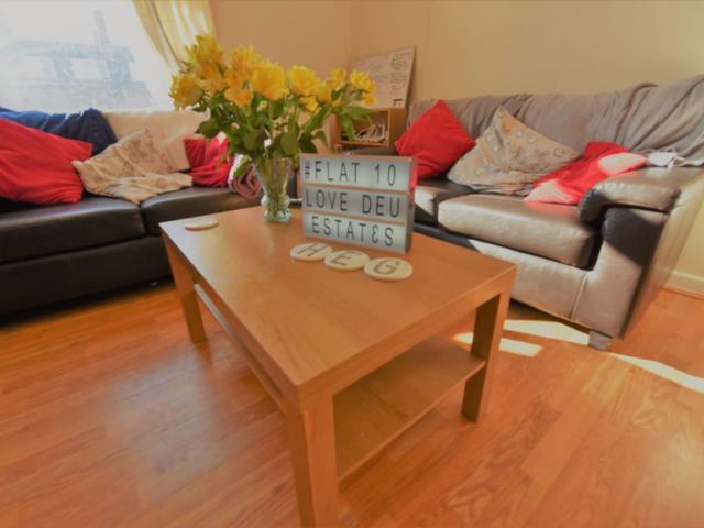 A room for rent in 3 bedroom Flat in Flat 10, Leeds