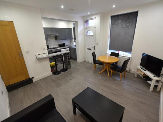 A room for rent in 3 bedroom House in Thornville Avenue, Leeds