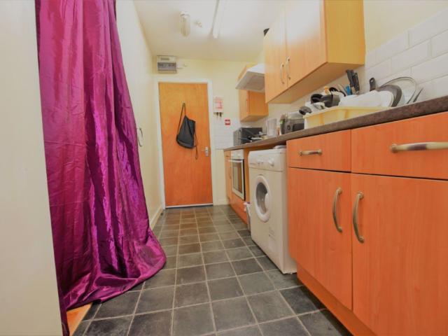 A room for rent in 1 bedroom Studio in Midland Road, Leeds