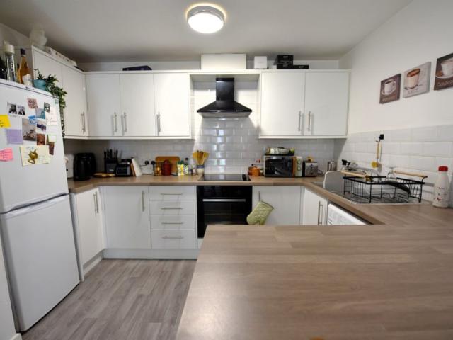 A room for rent in 2 bedroom Flat in Flat 17, Leeds