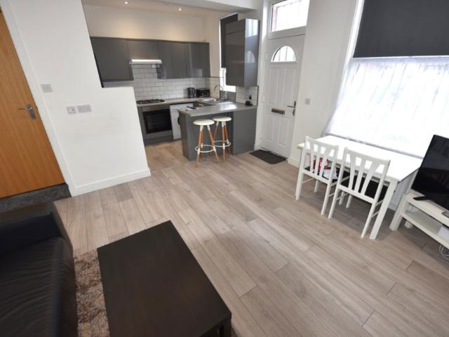 A room for rent in 2 bedroom House in Glossop Street, Leeds