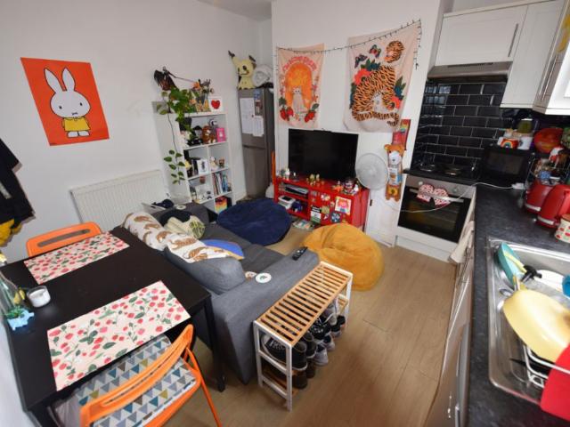 A room for rent in 2 bedroom House in Kelsall Place, Hyde Park