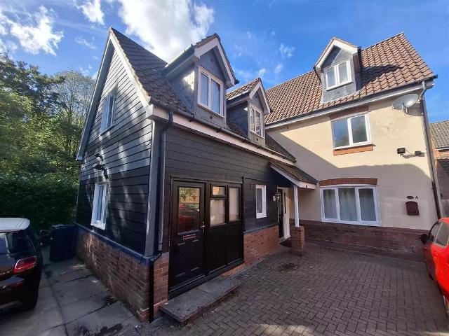 A Room in Foxley Place, Loughton. 1 bed in a house share to rent £900 pcm £208 pw