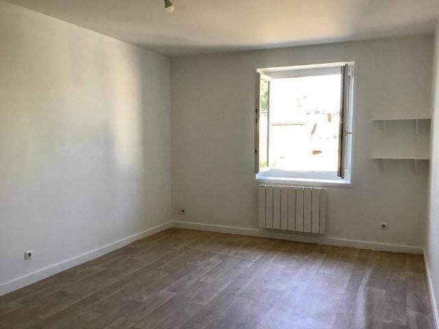 A ROMANECHE THORINS, Appartement T1 situé au 1er étage, d'une su